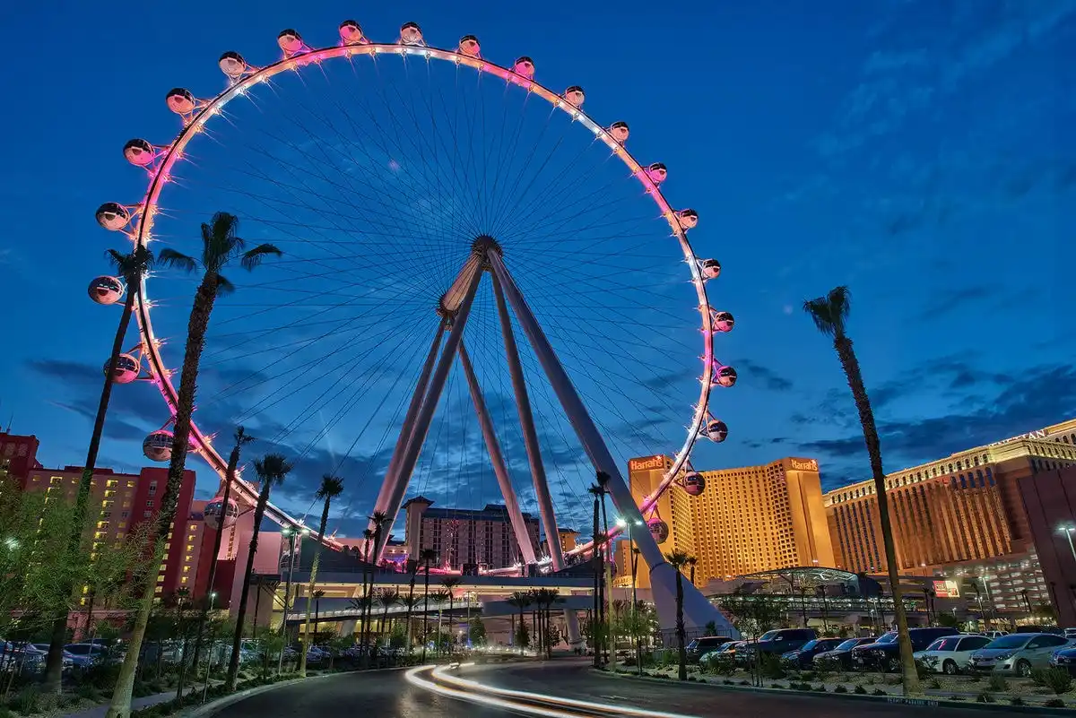 15 Cool & Crazy Things to Do In Las Vegas For Couples